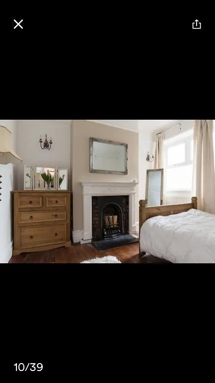 Guest house Stunning Large Victorian House Hotel Cardiff